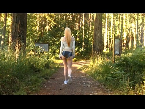 ❤️ Schöne Frau bewegt sich langsam, nicht nackt Video ❌ Porno fb bei uns ❌❤