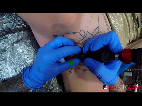 ❤️ Extrem tätowierte Hottie Sully Savage hat ein Tattoo auf ihrer Klitoris ❌ Porno fb bei uns ❌❤